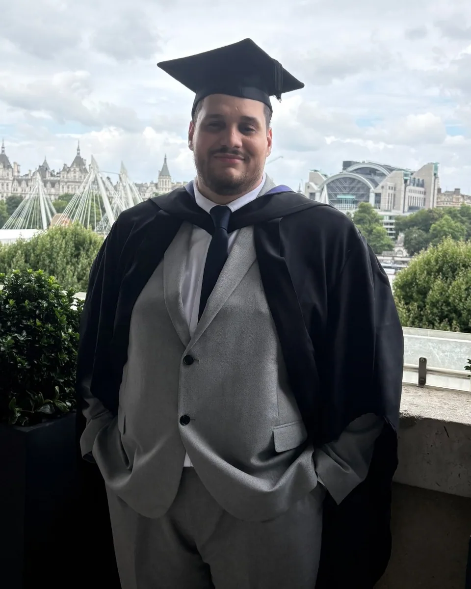 Breno Baise de beca e capelo no dia da formatura, em Londres.