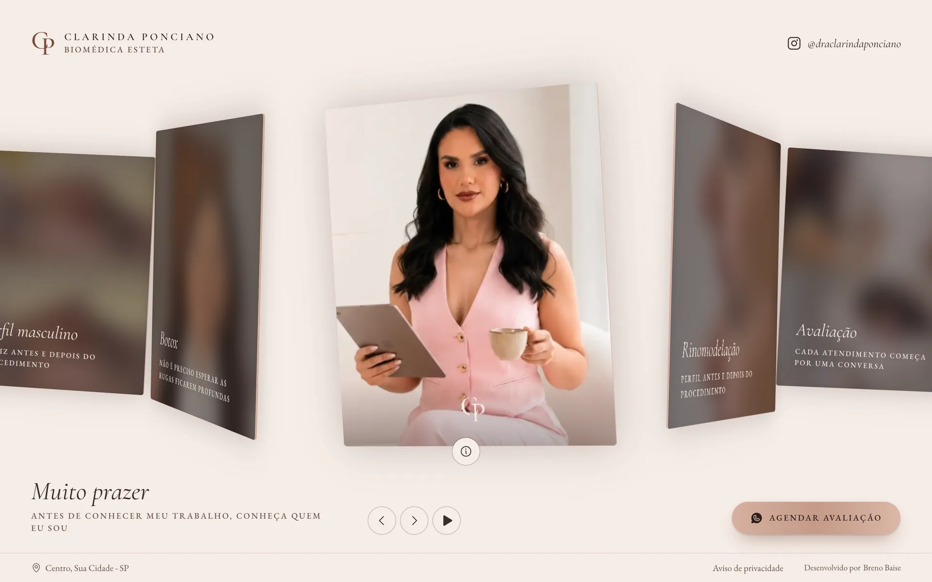 Site da Clarinda Ponciano: um carrossel 3D de cartões, com o retrato dela no cartão da frente e o botão de agendar avaliação.